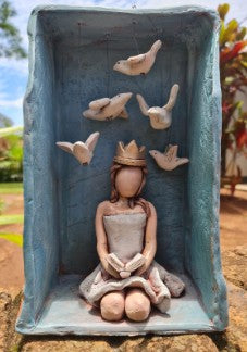 Pottery Ester pop met hang voeltjies