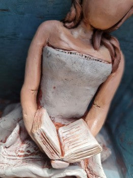 Pottery Ester pop met hang voeltjies