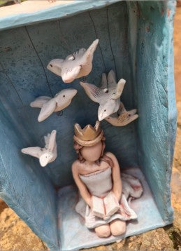 Pottery Ester pop met hang voeltjies